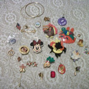 VINTAGE RETRO JEWELRY PINS BUNDLE 24